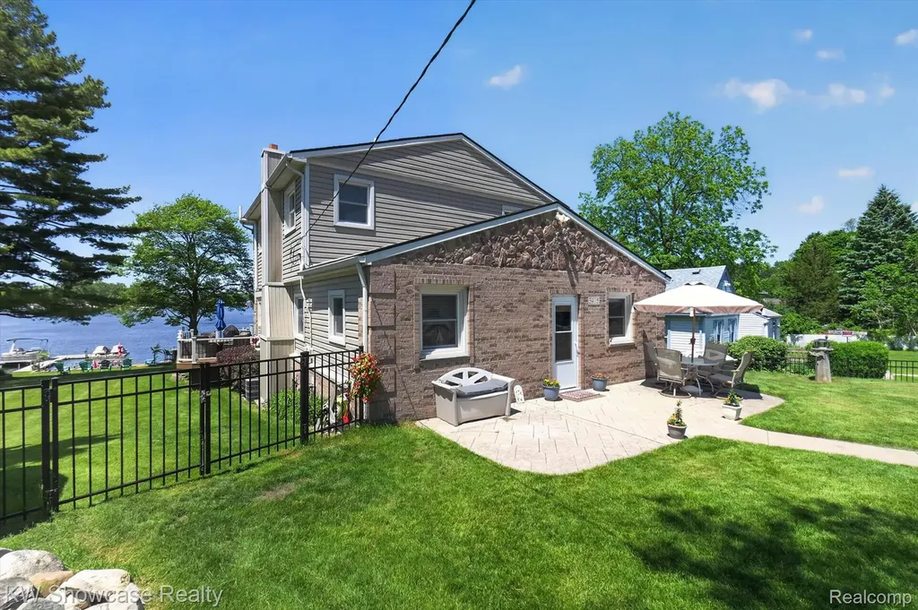 3415 Highland Boulevard Highland Charter Township MI 48356