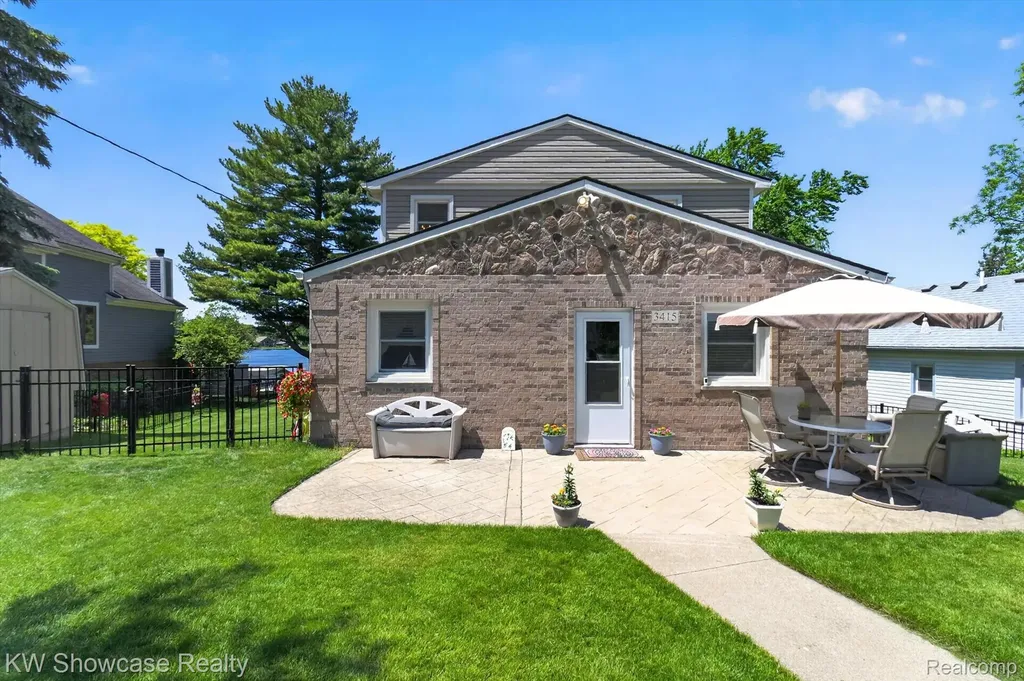 3415 Highland Boulevard Highland Charter Township MI 48356