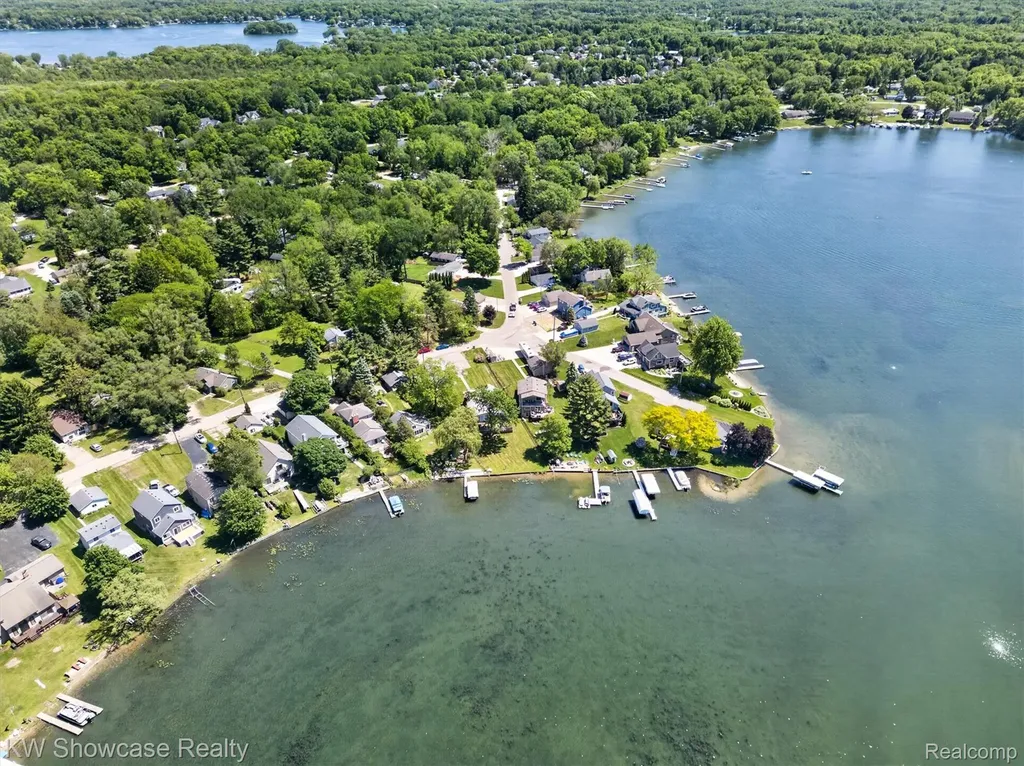 3415 Highland Boulevard Highland Charter Township MI 48356