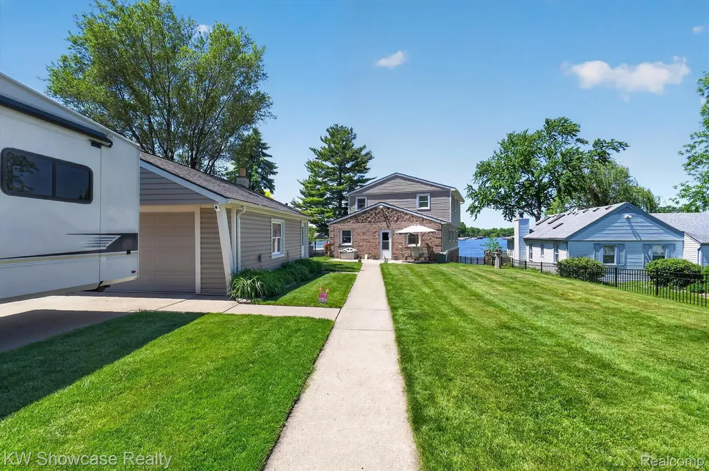 3415 Highland Boulevard Highland Charter Township MI 48356