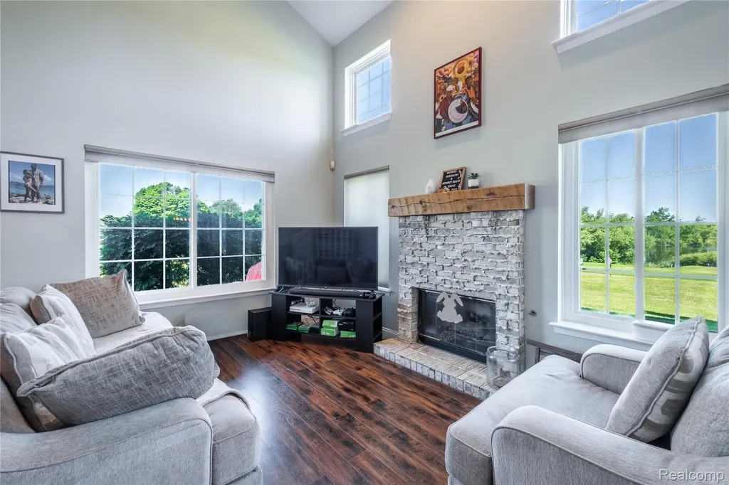 243 Oak Ridge Drive Pontiac City MI 48341