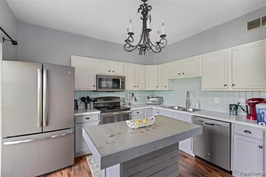243 Oak Ridge Drive Pontiac City MI 48341