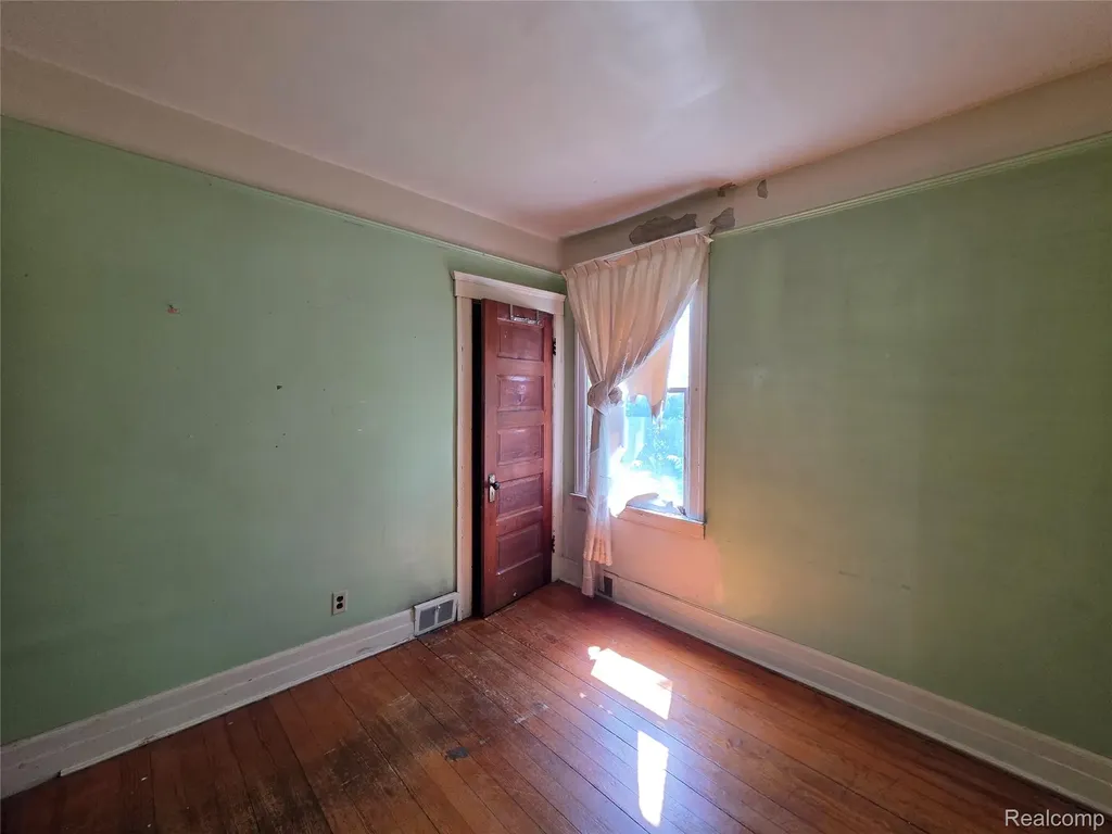 6081 Comstock Street Detroit City MI 48211