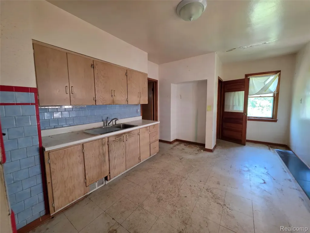 6081 Comstock Street Detroit City MI 48211
