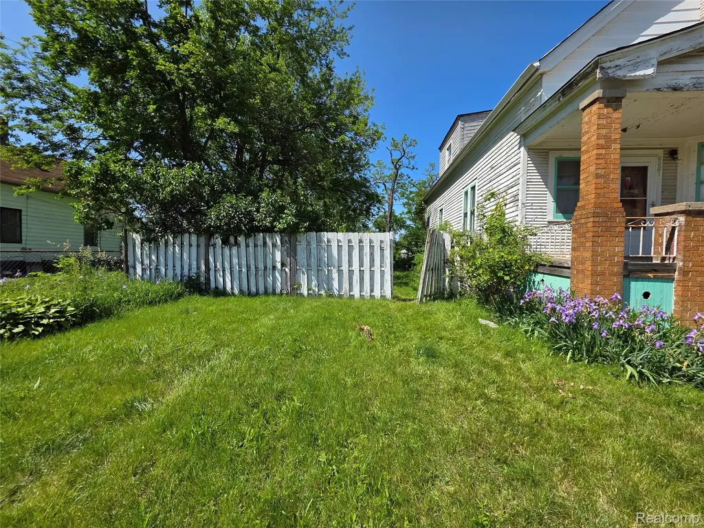 6081 Comstock Street Detroit City MI 48211