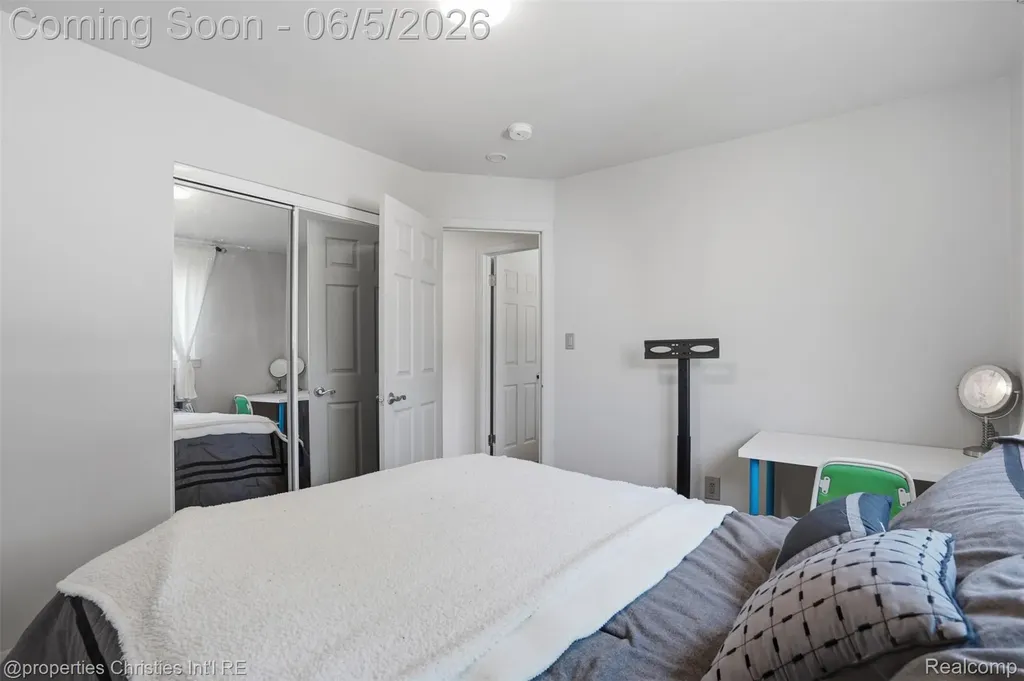 8982 Beatrice Street Livonia City MI 48150