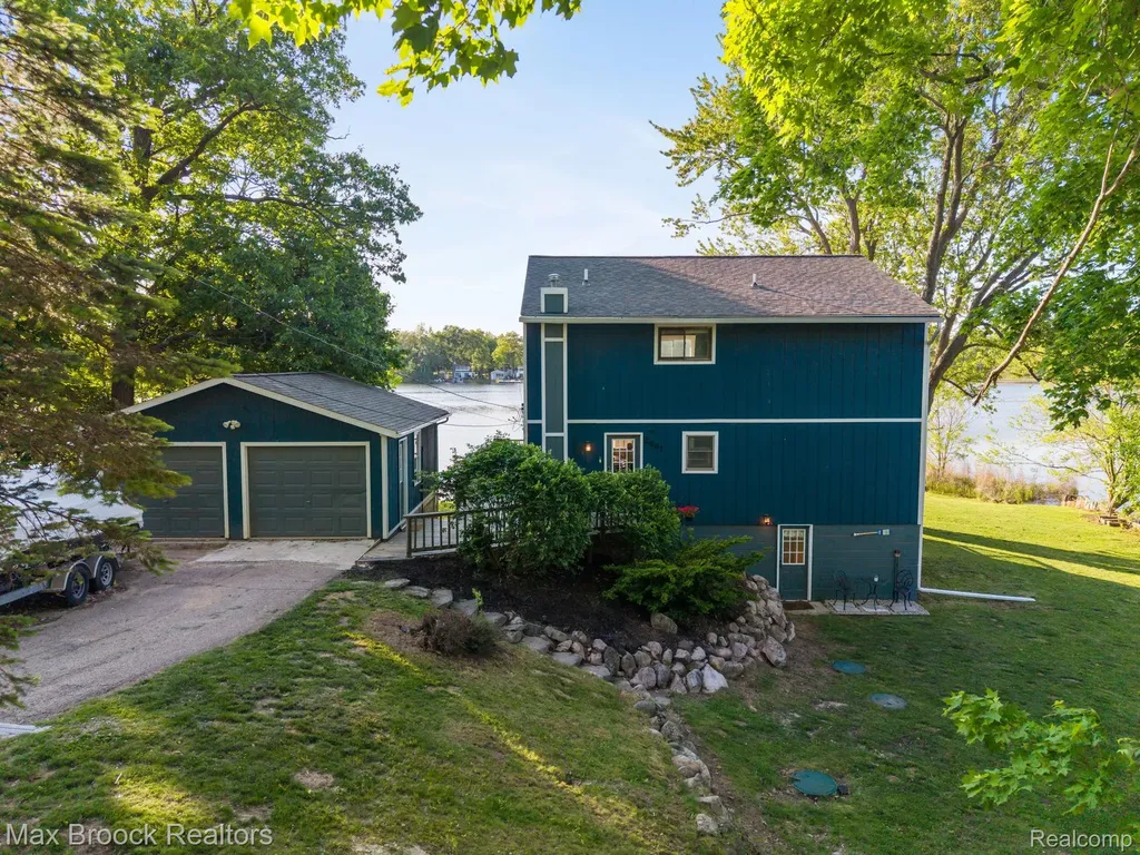 2881 Hope White Lake Charter Township MI 48383