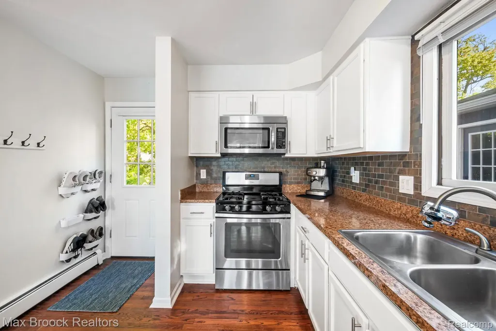 2881 Hope White Lake Charter Township MI 48383