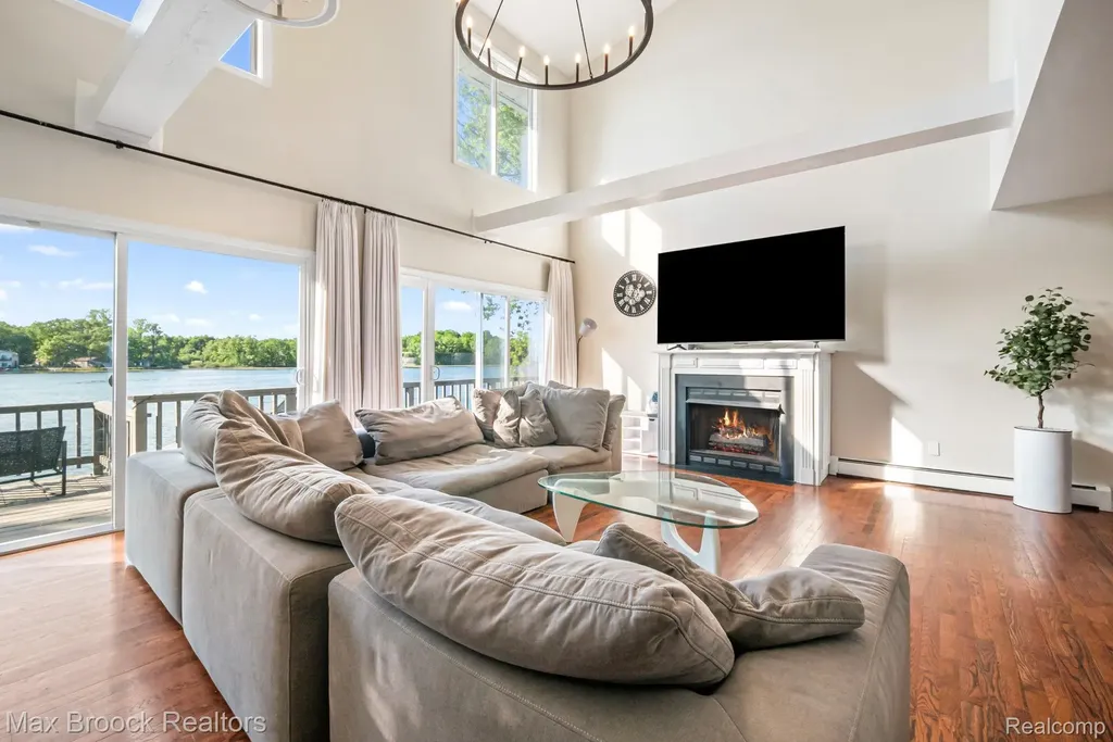 2881 Hope White Lake Charter Township MI 48383