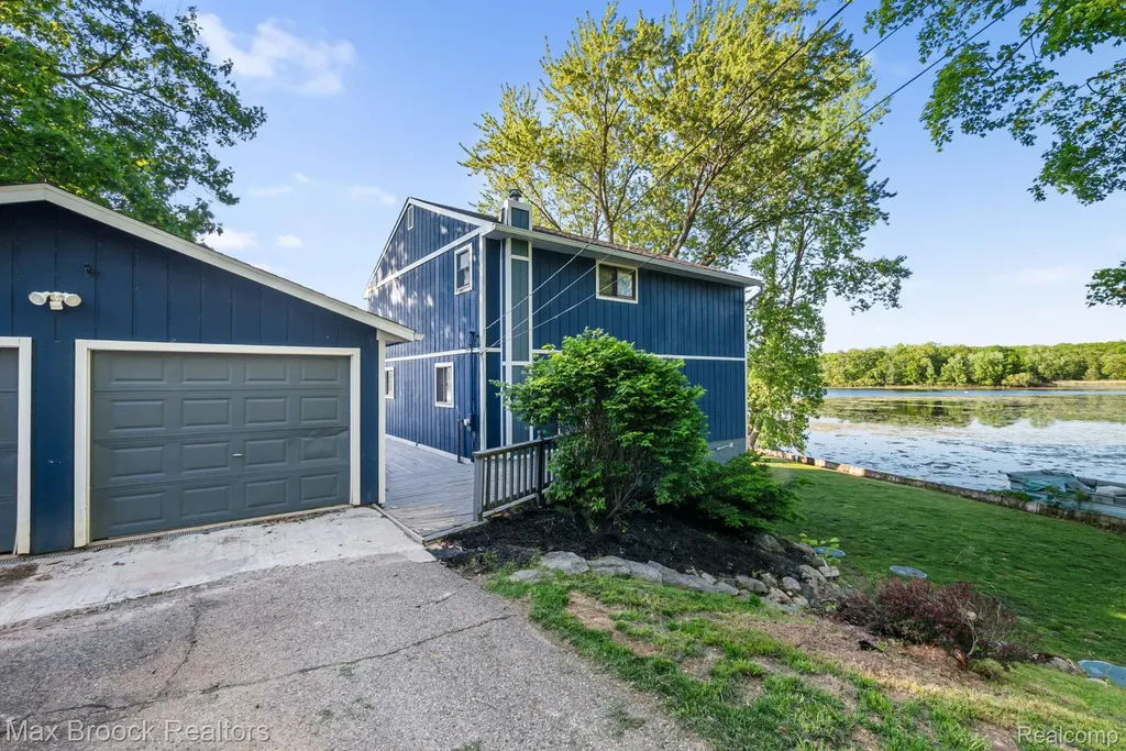 2881 Hope White Lake Charter Township MI 48383
