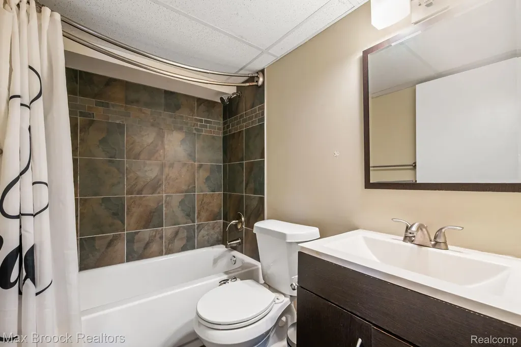 2881 Hope White Lake Charter Township MI 48383