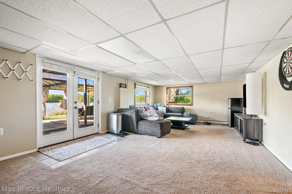 2881 Hope White Lake Charter Township MI 48383