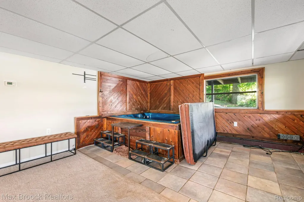 2881 Hope White Lake Charter Township MI 48383