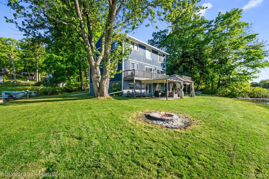 2881 Hope White Lake Charter Township MI 48383