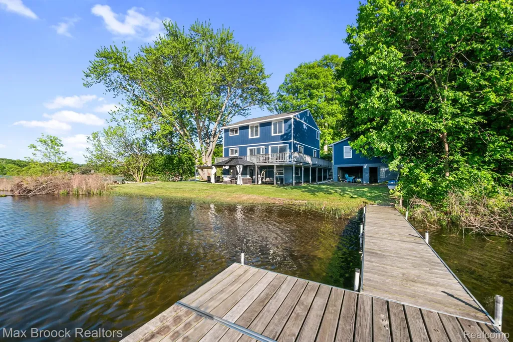 2881 Hope White Lake Charter Township MI 48383