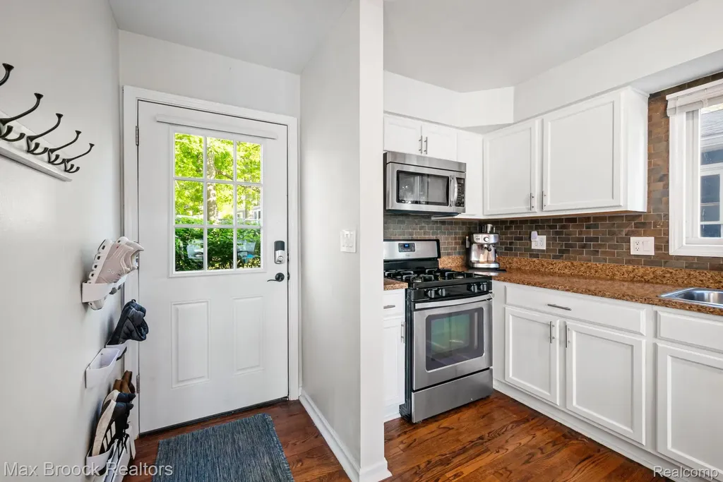 2881 Hope White Lake Charter Township MI 48383