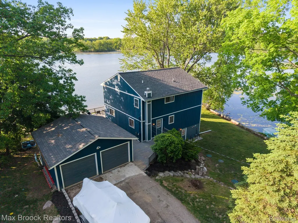 2881 Hope White Lake Charter Township MI 48383