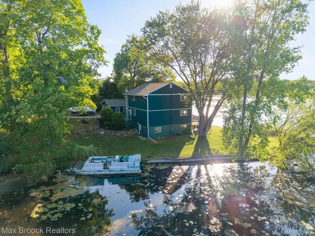 2881 Hope White Lake Charter Township MI 48383