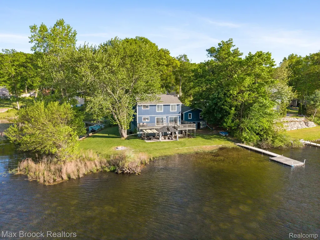 2881 Hope White Lake Charter Township MI 48383