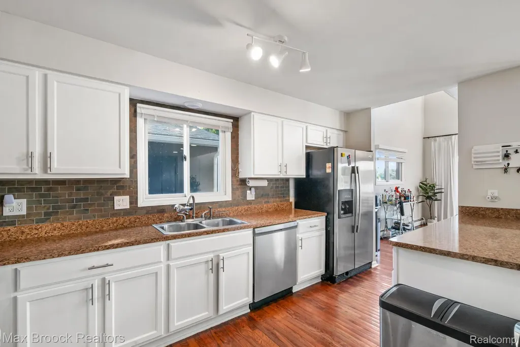 2881 Hope White Lake Charter Township MI 48383