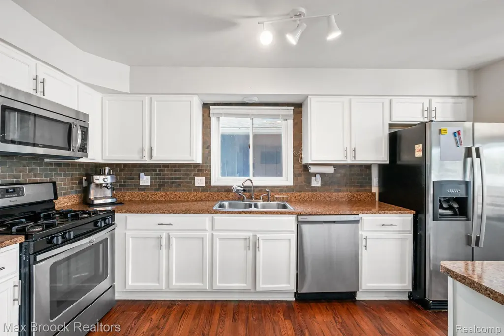 2881 Hope White Lake Charter Township MI 48383