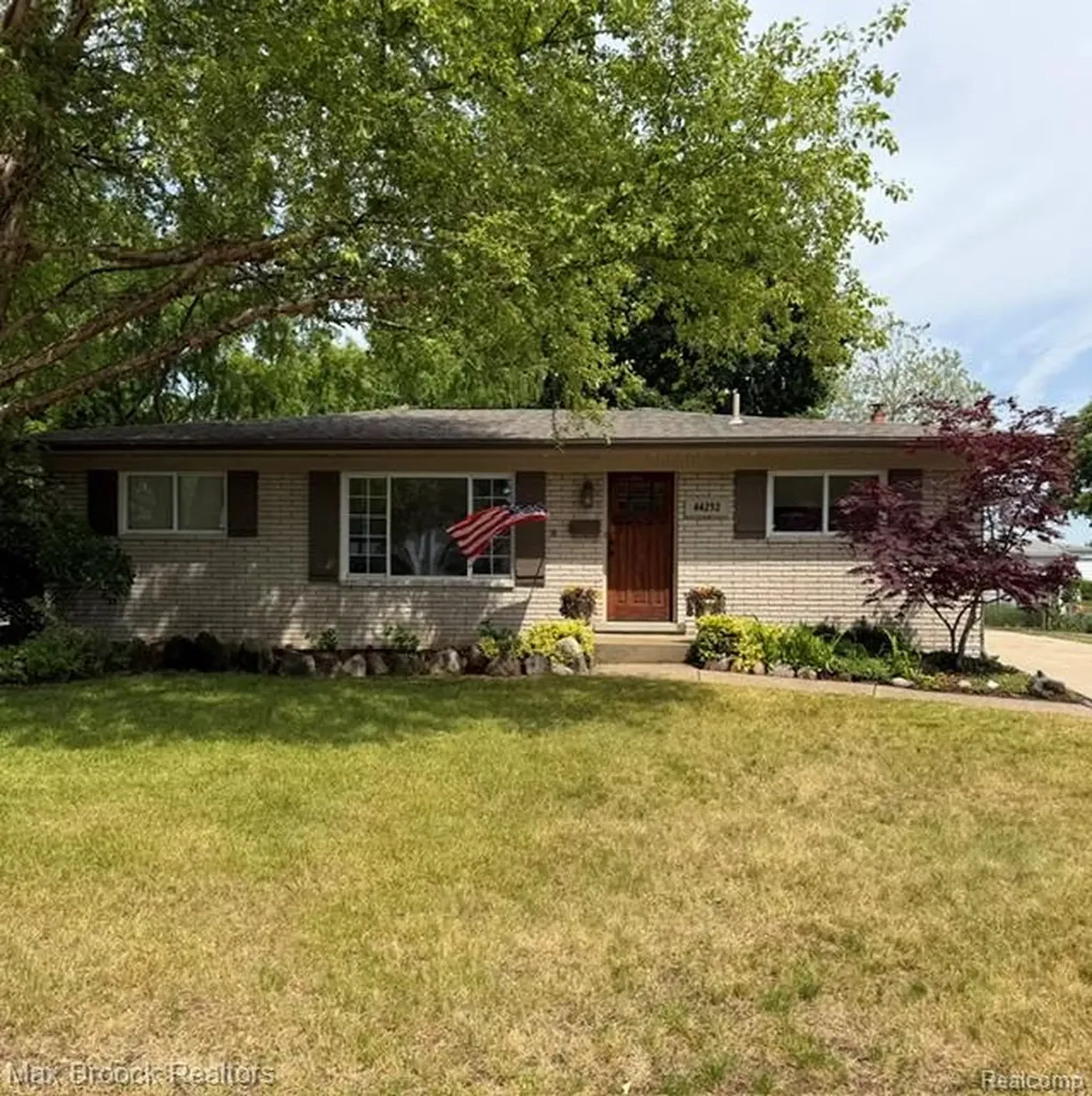 44252 Felstone Drive Sterling Heights City MI 48313