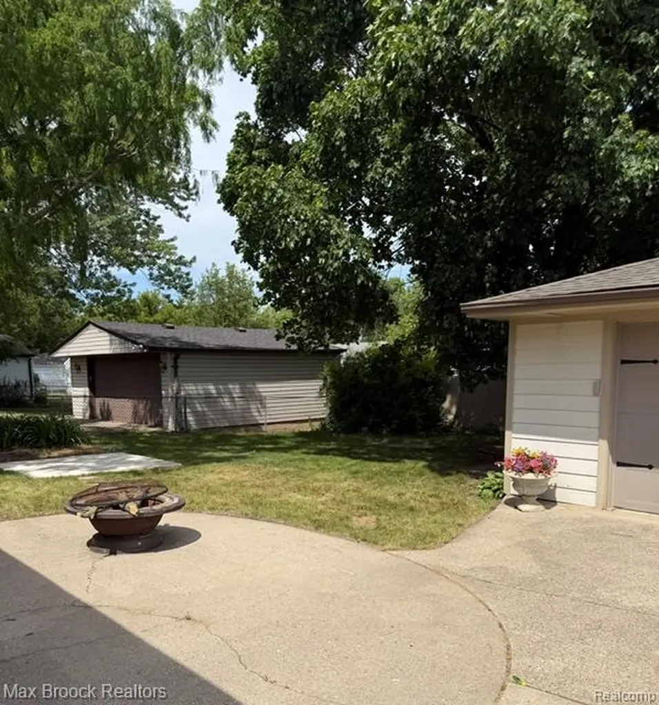 44252 Felstone Drive Sterling Heights City MI 48313