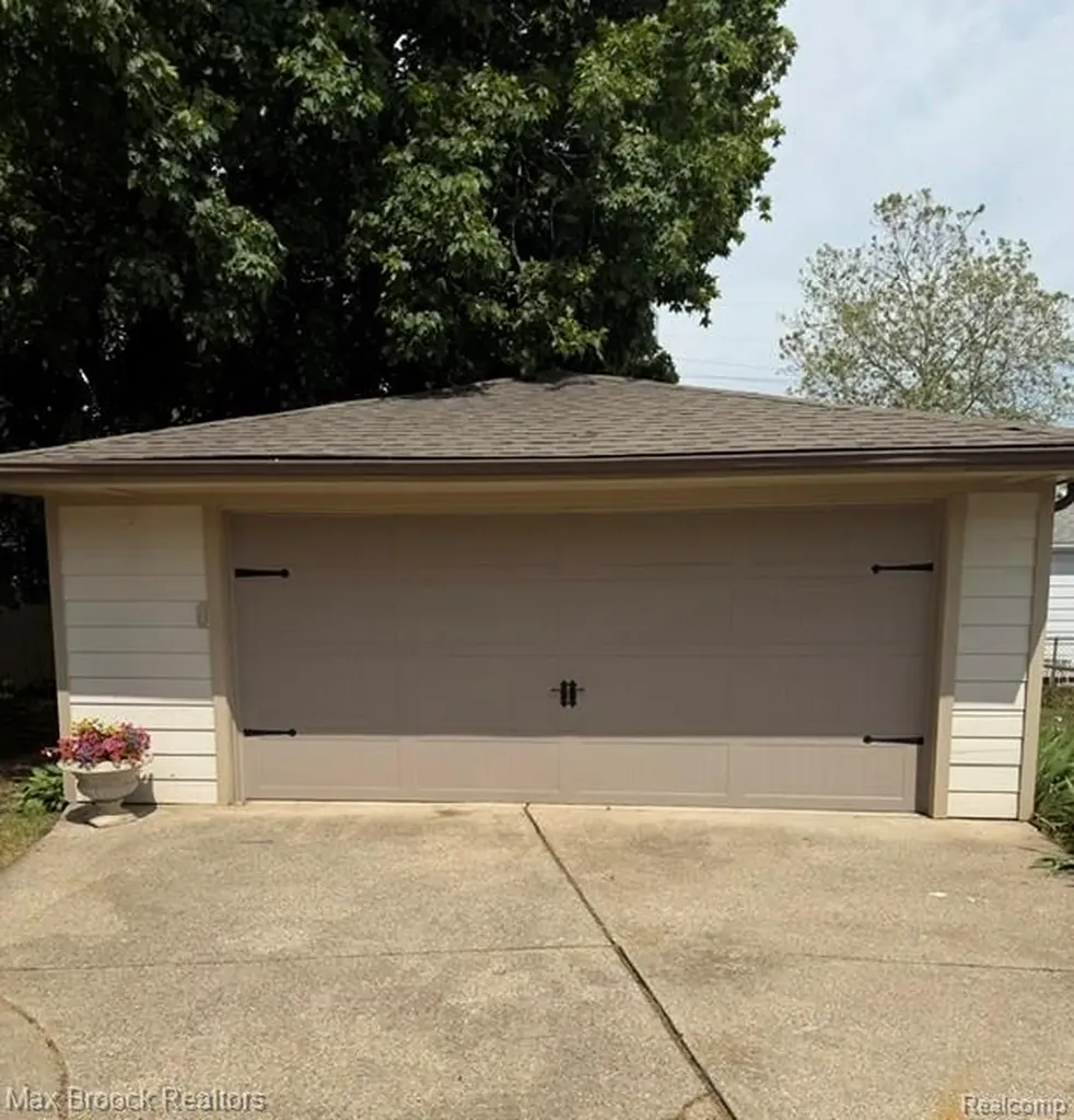 44252 Felstone Drive Sterling Heights City MI 48313