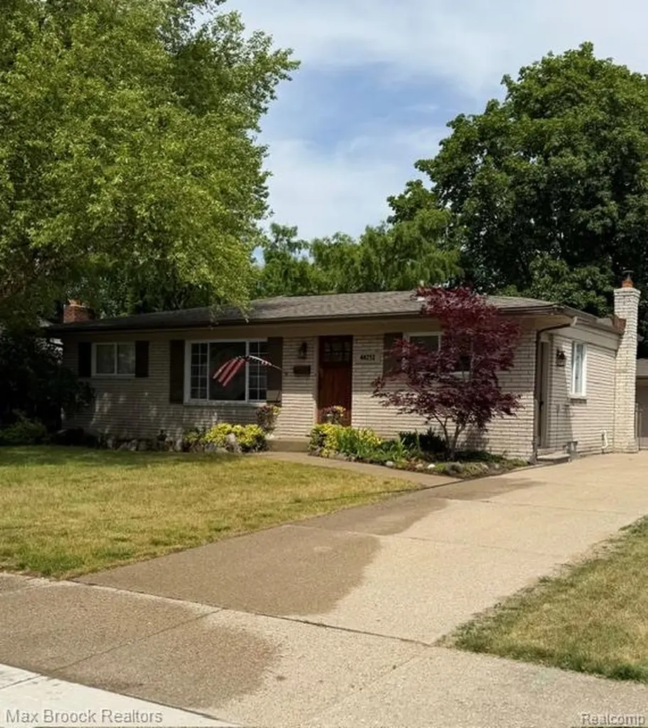 44252 Felstone Drive Sterling Heights City MI 48313
