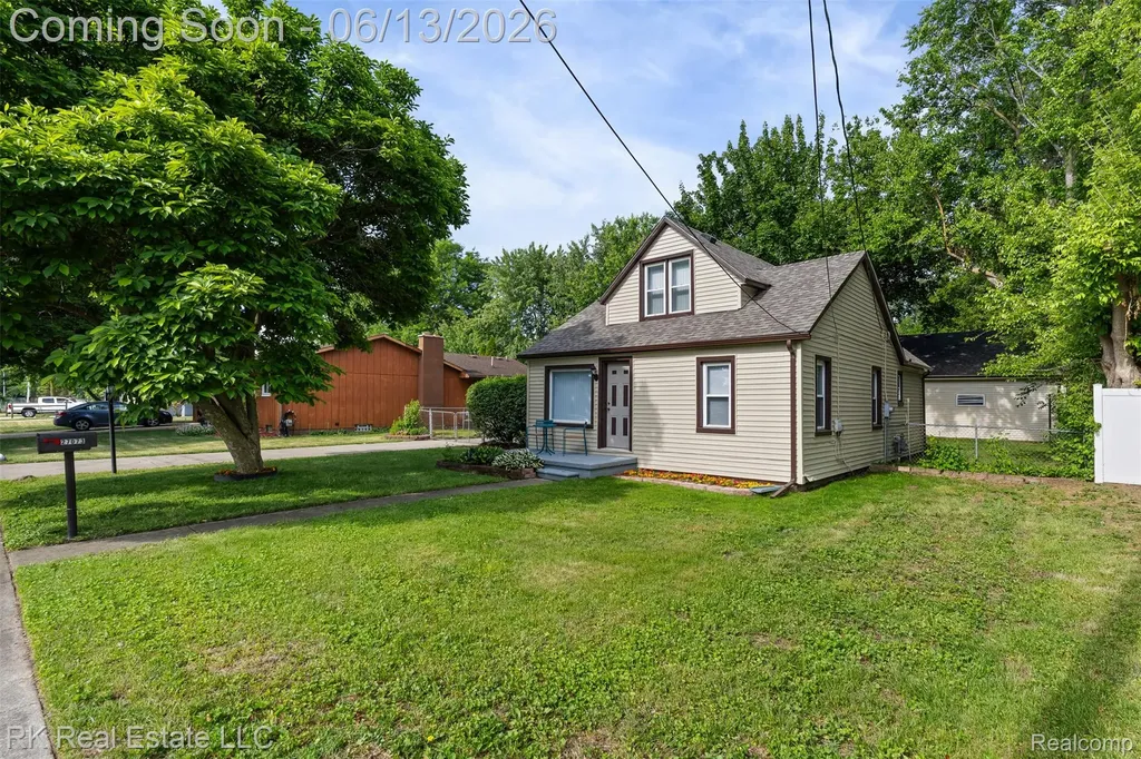 27073 Gilbert Drive Warren City MI 48093