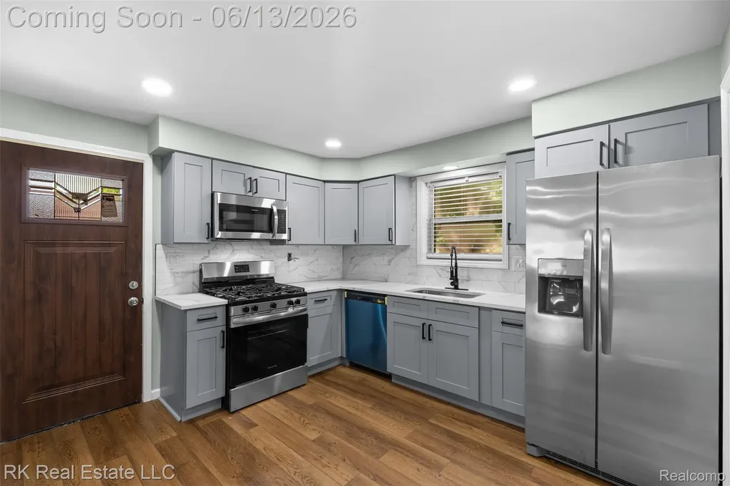 27073 Gilbert Drive Warren City MI 48093