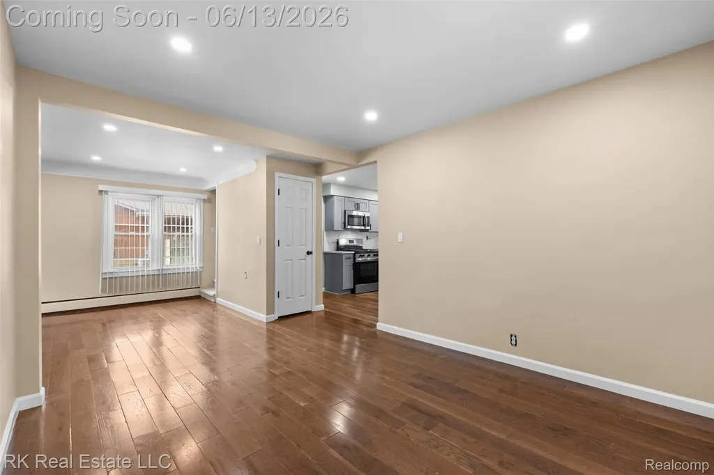 27073 Gilbert Drive Warren City MI 48093