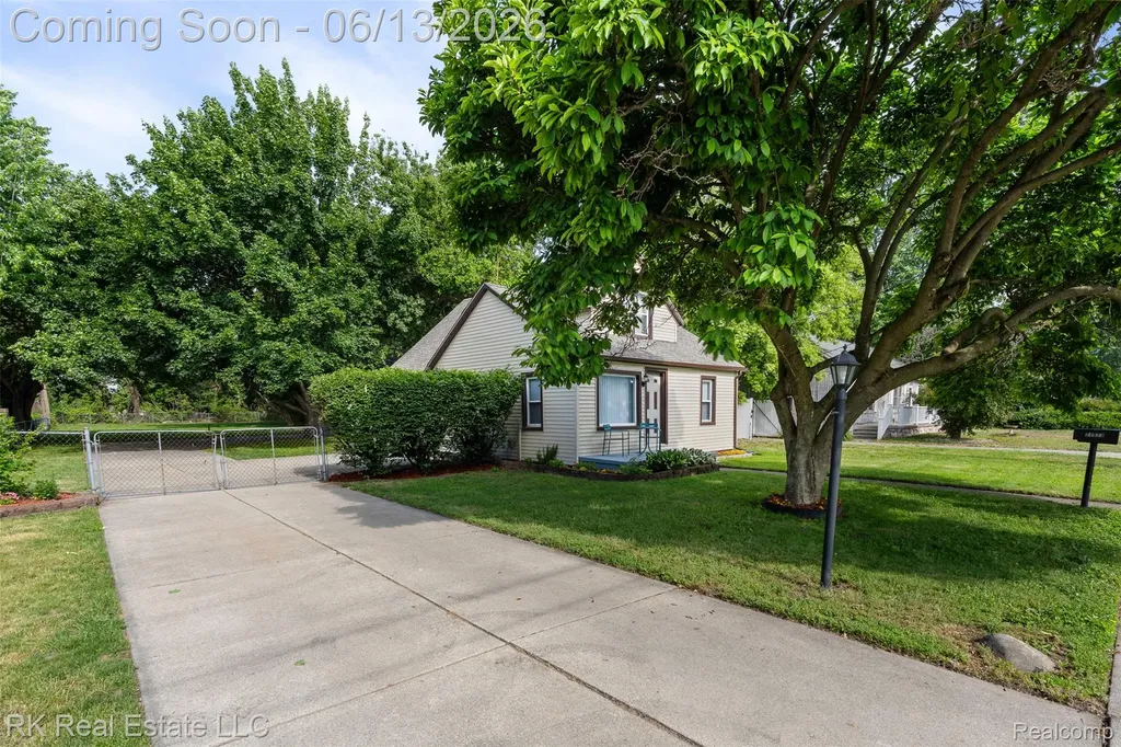 27073 Gilbert Drive Warren City MI 48093