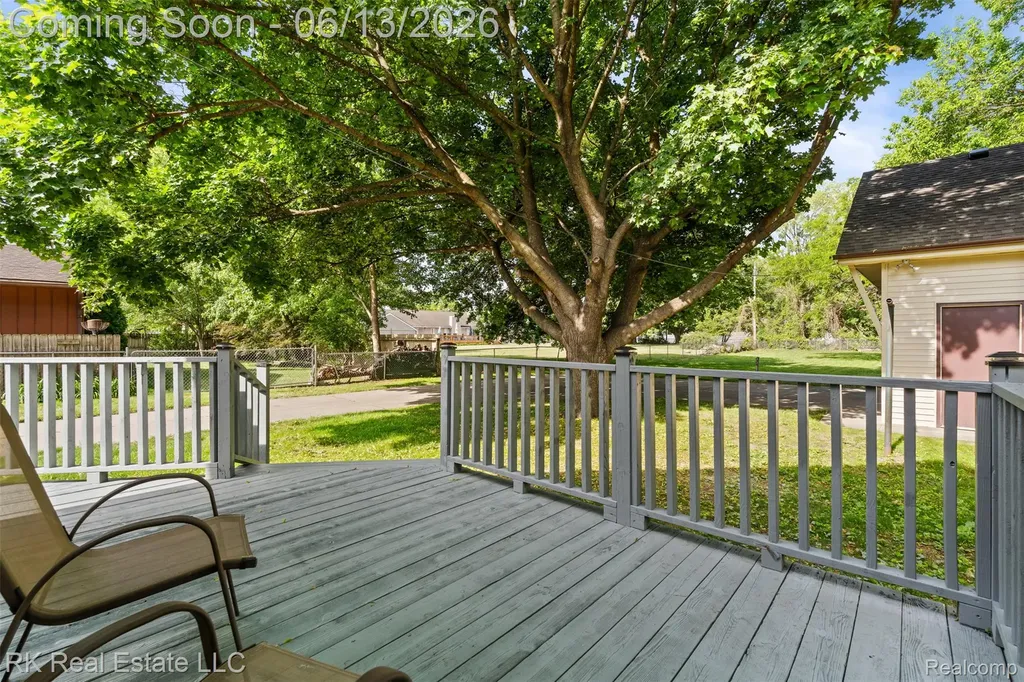 27073 Gilbert Drive Warren City MI 48093
