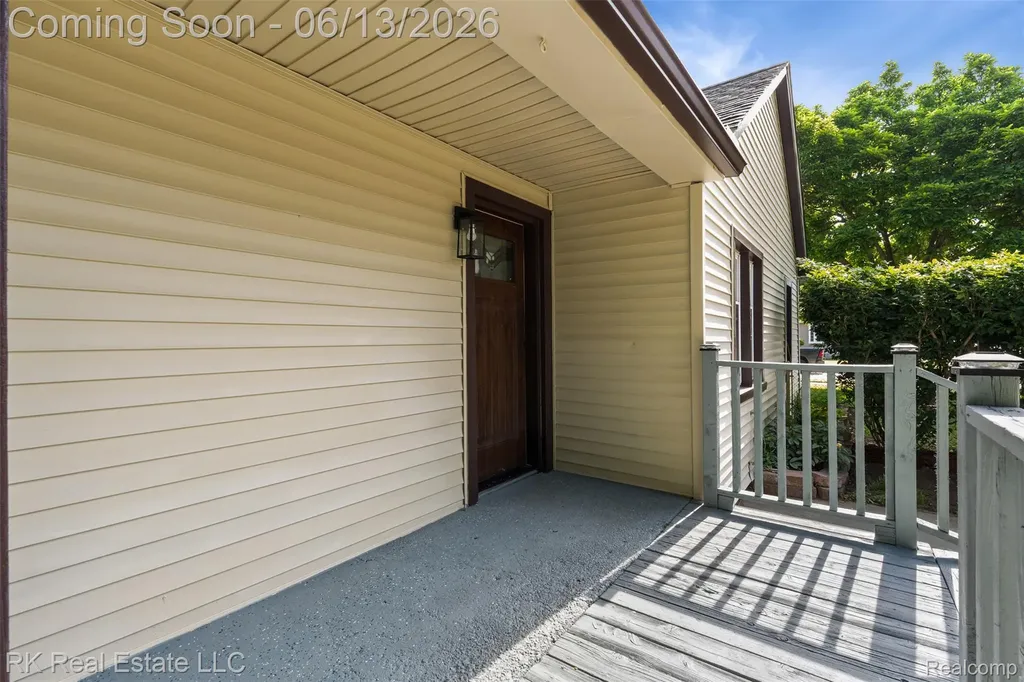 27073 Gilbert Drive Warren City MI 48093