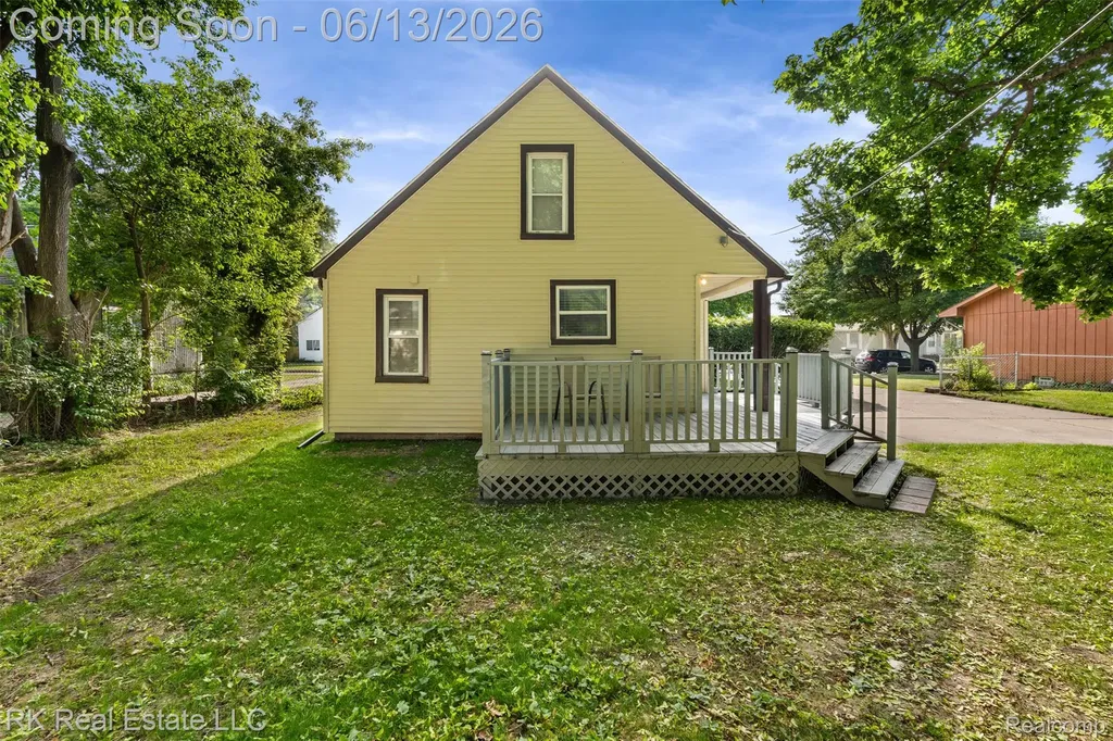 27073 Gilbert Drive Warren City MI 48093