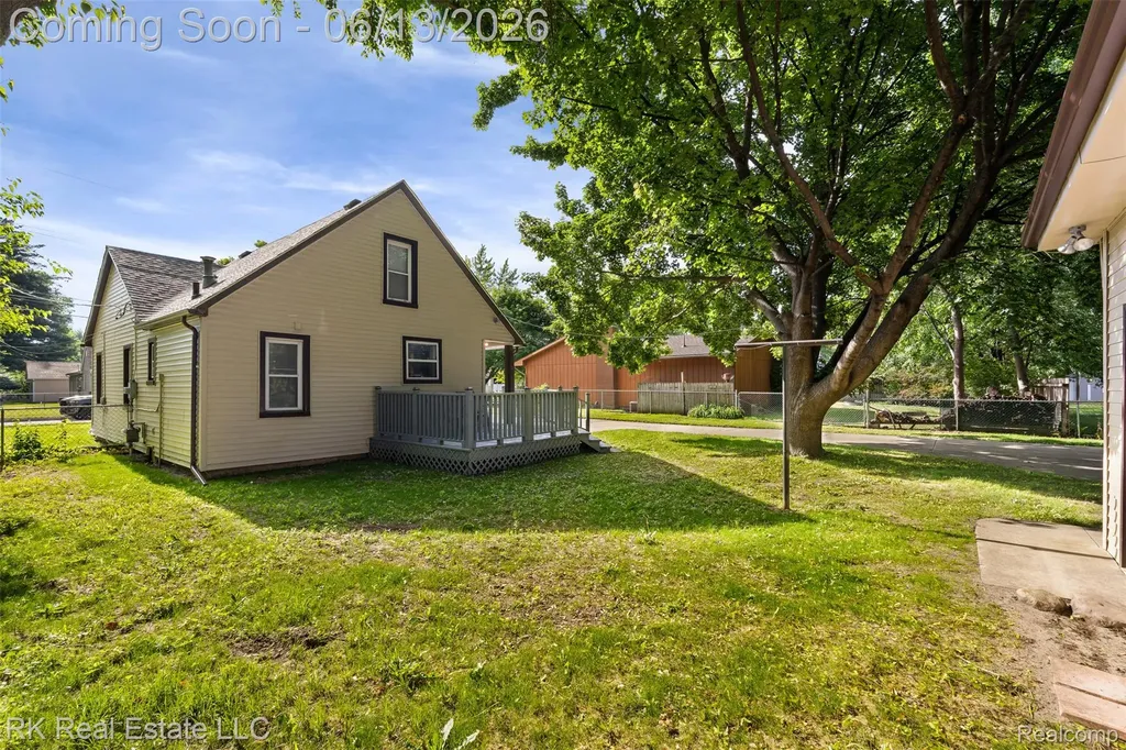 27073 Gilbert Drive Warren City MI 48093