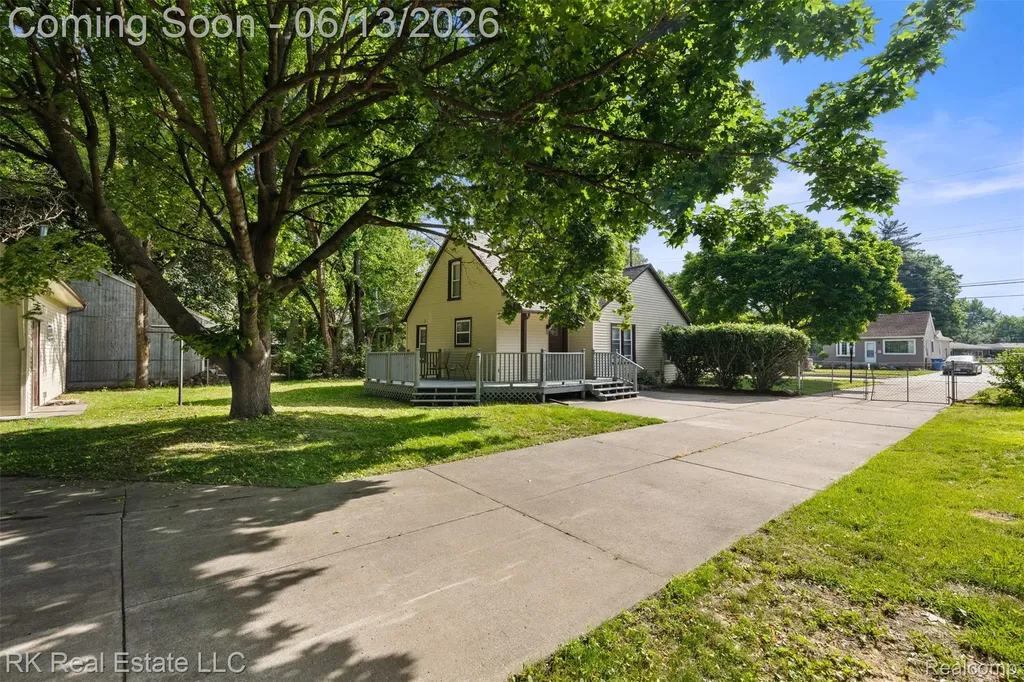 27073 Gilbert Drive Warren City MI 48093