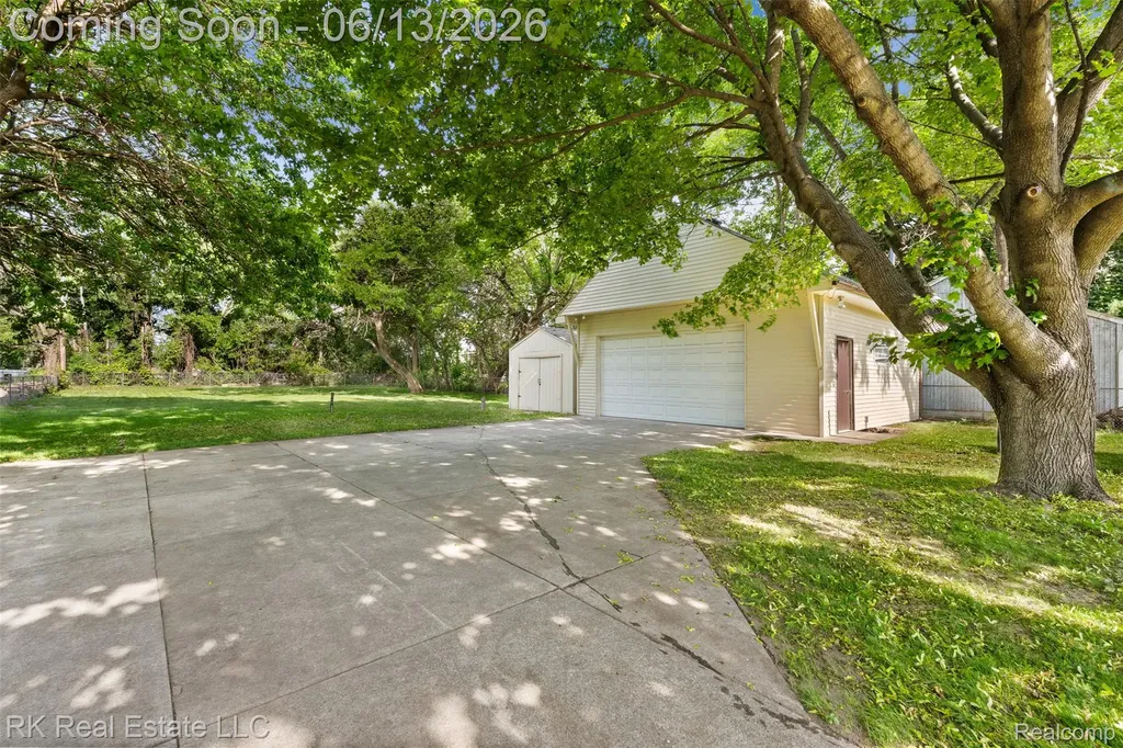 27073 Gilbert Drive Warren City MI 48093