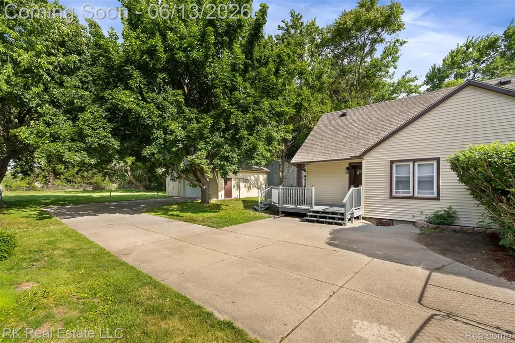 27073 Gilbert Drive Warren City MI 48093