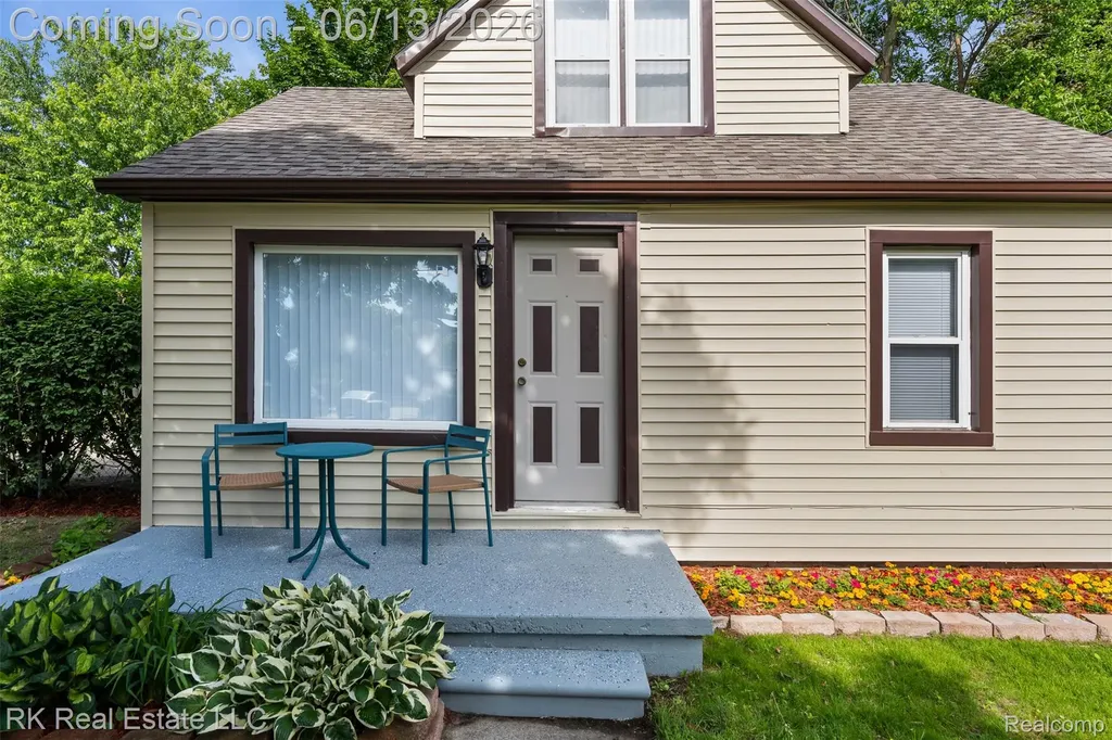 27073 Gilbert Drive Warren City MI 48093