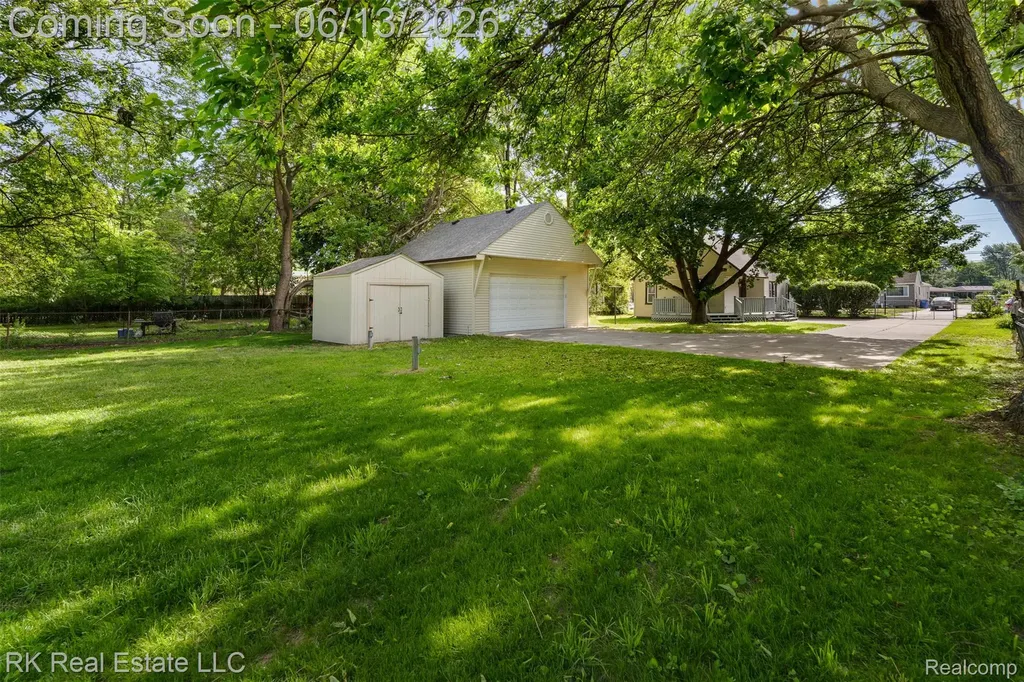 27073 Gilbert Drive Warren City MI 48093