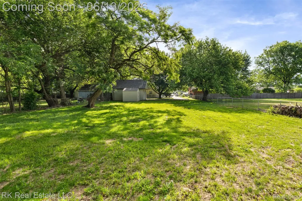 27073 Gilbert Drive Warren City MI 48093