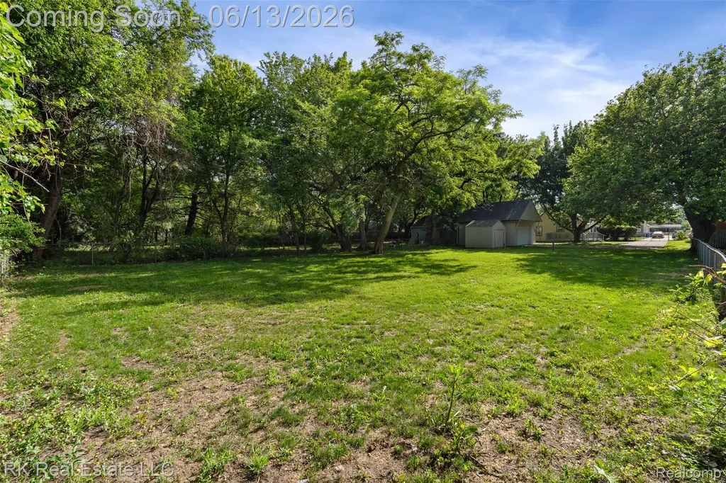 27073 Gilbert Drive Warren City MI 48093