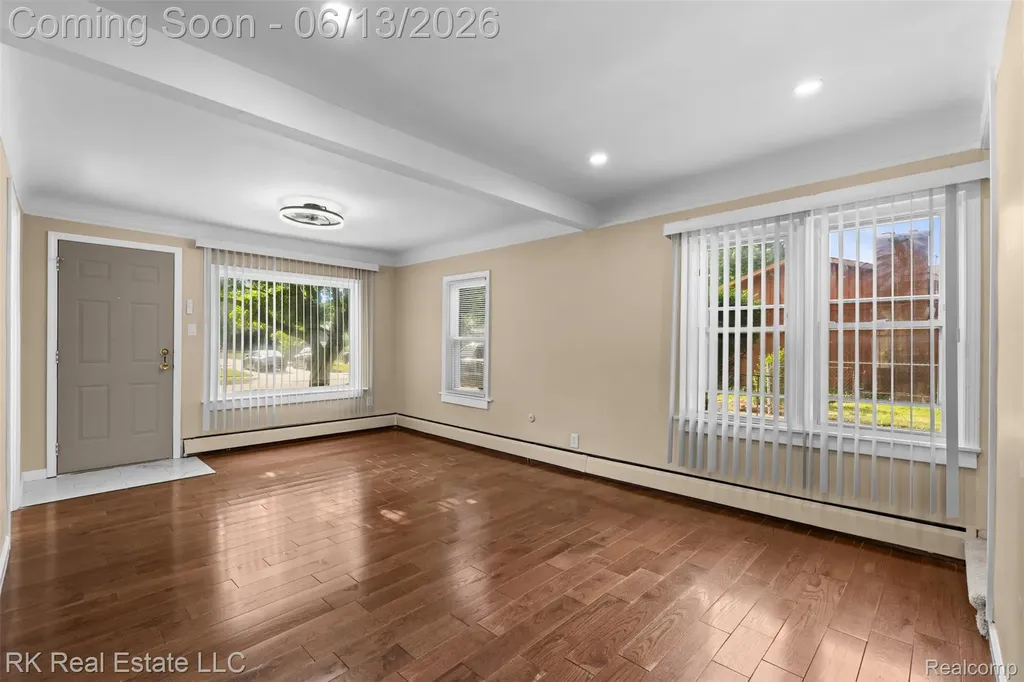27073 Gilbert Drive Warren City MI 48093