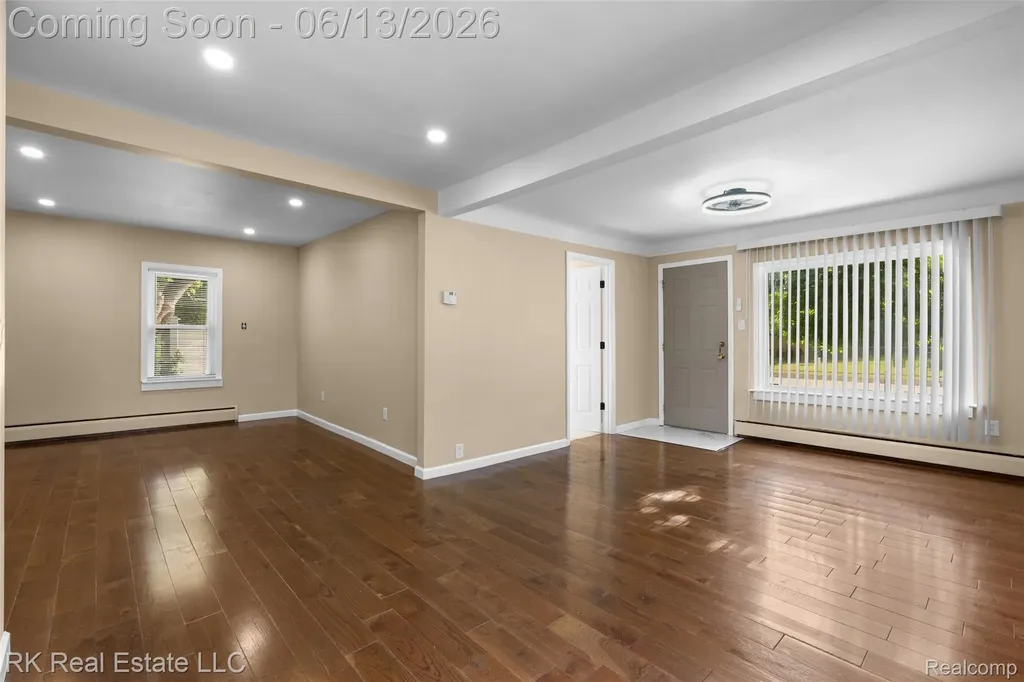 27073 Gilbert Drive Warren City MI 48093