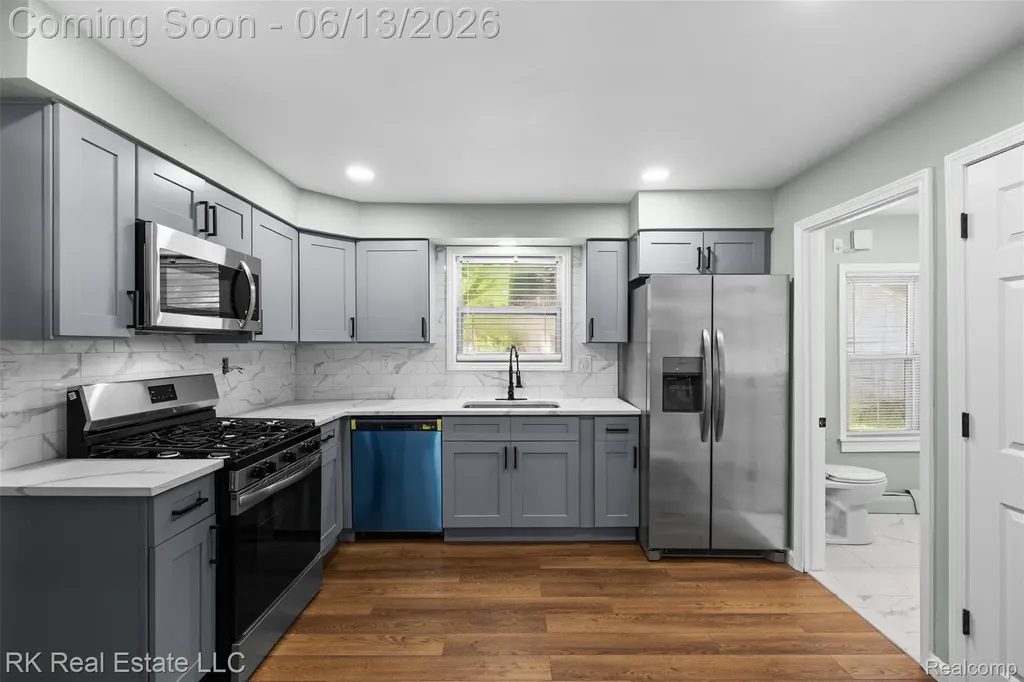 27073 Gilbert Drive Warren City MI 48093