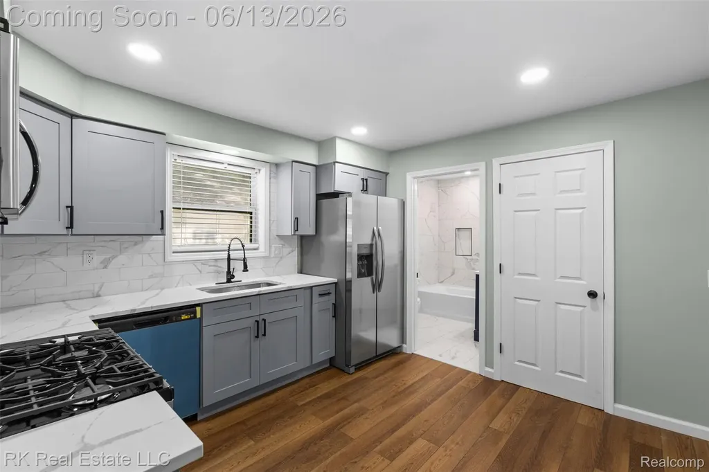 27073 Gilbert Drive Warren City MI 48093