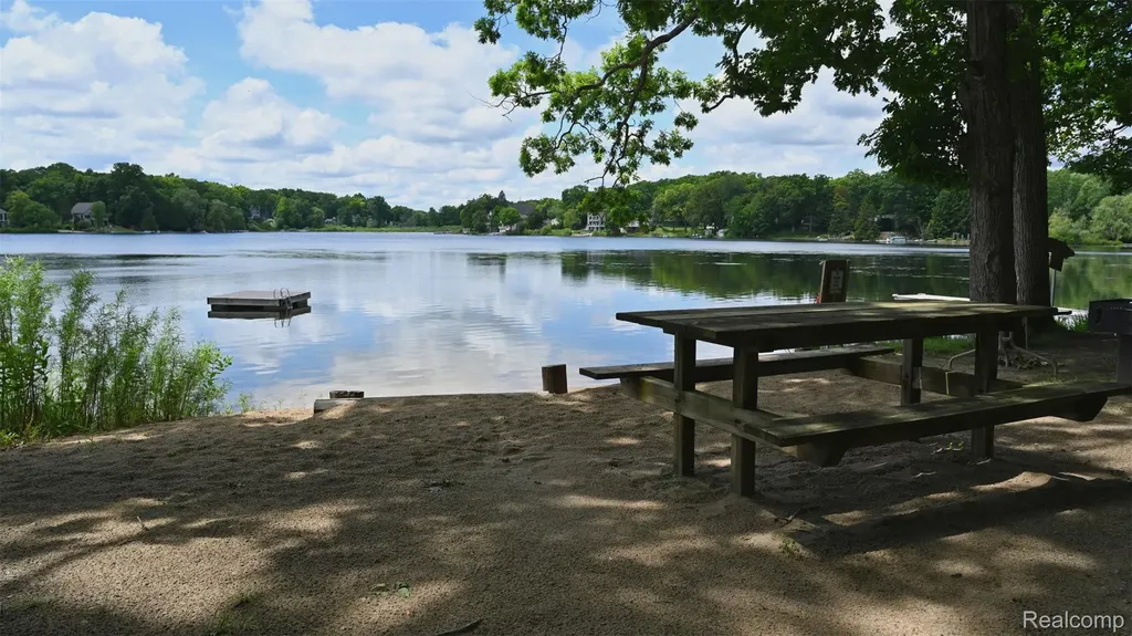 3057 Hillside Drive Milford Charter Township MI 48380