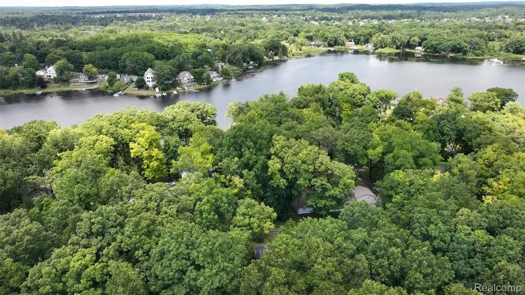 3057 Hillside Drive Milford Charter Township MI 48380